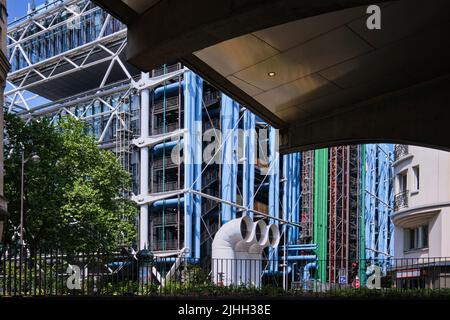 Paris, France - Mai 2022 : vue du Centre Georges Pompidou (1977) et détails de la façade, dessinés par Richard Rogers et Renzo Piano Banque D'Images