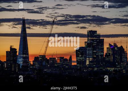 Vue panoramique sur le Shard et la City de Londres le principal quartier central des affaires de Londres, vu du sud au coucher du soleil. Le Shard est le tal Banque D'Images