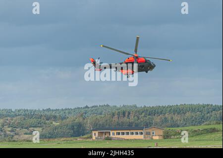 Gothenborg, Suède - 29 août 2009: Armée suédoise Eurocopter AS332 Super Puma exécutant un affichage. Banque D'Images