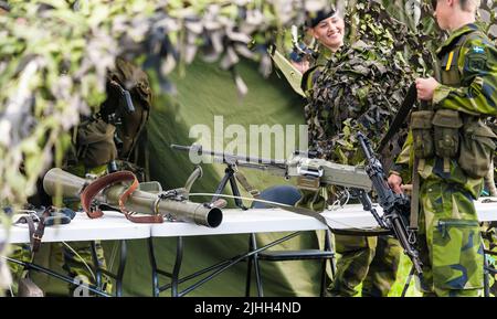 Gothenburg, Suède - 29 août 2010: Granatgevär 48 Carl Gustaf fusil sans résolless, FN MAG Kulspruta 58 mitrailleuse et un FN Minimi Kulspruta 90 à an Banque D'Images