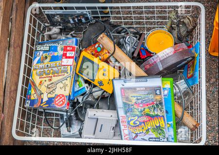 Göteborg , Suède - 4 septembre 2010: Boîte de jouets vintage et jeux électroniques à un marché de fuite. Banque D'Images