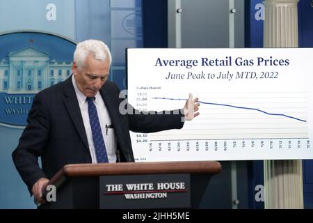 Washington, États-Unis. 18th juillet 2022. Jared Bernstein, membre du Conseil des conseillers économiques de la Maison Blanche, prend la parole lundi, à 18 juillet 2022, lors d'un briefing de presse à la Maison Blanche à Washington. Bernstein a déclaré que l'économie connaît des tendances positives et négatives. Photo par Yuri Gripas/UPI crédit: UPI/Alay Live News Banque D'Images