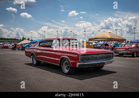 Liban, TN - 14 mai 2022: 1966 Dodge Charger 426 Hemi à un salon de voiture local. Banque D'Images