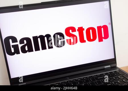 KONSKIE, POLOGNE - 18 juillet 2022: Logo de la société de vente au détail Gamestop affiché sur l'écran de l'ordinateur portable Banque D'Images