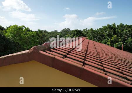 Toit de maison rouge avec carreaux d'argile sur fond bleu ciel Banque D'Images