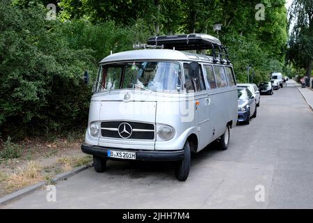 Berlin, Allemagne, 6 juillet 2022, vieille Mercedes minibus O 319 en argent métallisé Banque D'Images