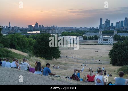 Londres, Royaume-Uni, 18th juillet 2022. Météo Royaume-Uni. Les gens profitent d'un beau coucher de soleil le lundi d'été extrêmement chaud ​in Londres alors que le Royaume-Uni se prépare pour la chaleur extrême, le climat national sévère couvrant lundi et mardi en Angleterre au Royaume-Uni. Credit: Xiu Bao/Alamy Live News Banque D'Images