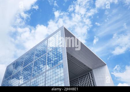 Paris, France - 3 mai 2022 : la Grande Arche du quartier financier de la Défense, conçue par Johan Otto von Spreckelsen et Erik Banque D'Images