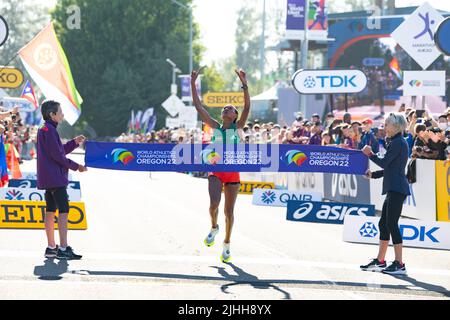 Eugene, Oregon, États-Unis, le 15th juillet 2022. Gotytom Gebreslase a imité la réussite de son coéquipier éthiopien Tamirat Tola lundi (18), lorsqu'elle a remporté le titre de marathon mondial féminin dans un record de 2:18:11 le quatrième jour aux Championnats du monde d'athlétisme, Hayward Field, Eugene, Oregon USA le 15th juillet 2022.Credit: GMP Media, Alay Live News Banque D'Images