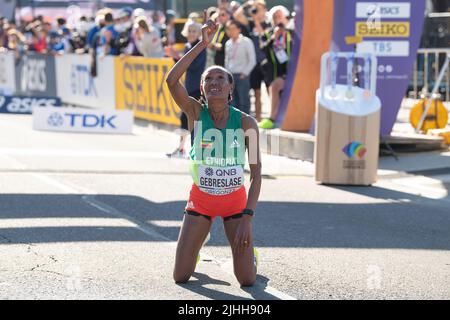 Eugene, Oregon, États-Unis, le 15th juillet 2022. Gotytom Gebreslase a imité la réussite de son coéquipier éthiopien Tamirat Tola lundi (18), lorsqu'elle a remporté le titre de marathon mondial féminin dans un record de 2:18:11 le quatrième jour aux Championnats du monde d'athlétisme, Hayward Field, Eugene, Oregon USA le 15th juillet 2022.Credit: GMP Media, Alay Live News Banque D'Images