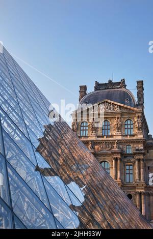 Pyramide du Musée du Louvre (le Grand Louvre) à Paris qui est l'un des plus grands musées du monde et un monument historique. Banque D'Images