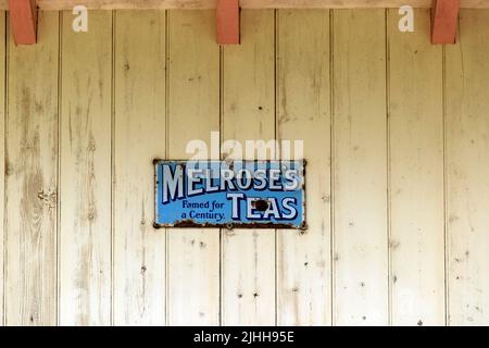 Des panneaux publicitaires métalliques à la station Melrose, maintenant désutilisée, aux frontières écossaises, en Écosse, au Royaume-Uni Banque D'Images