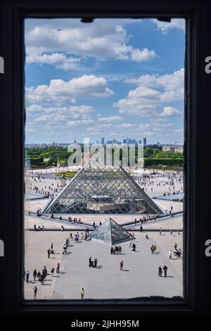 Pyramide du Musée du Louvre (le Grand Louvre) à Paris qui est l'un des plus grands musées du monde et un monument historique. Banque D'Images