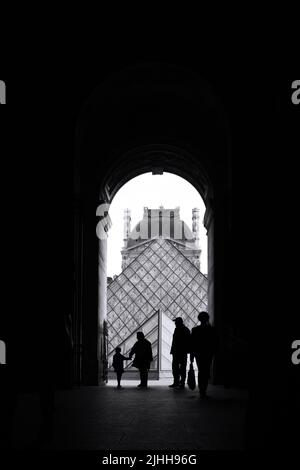 Pyramide du Musée du Louvre (le Grand Louvre) à Paris qui est l'un des plus grands musées du monde et un monument historique. Banque D'Images