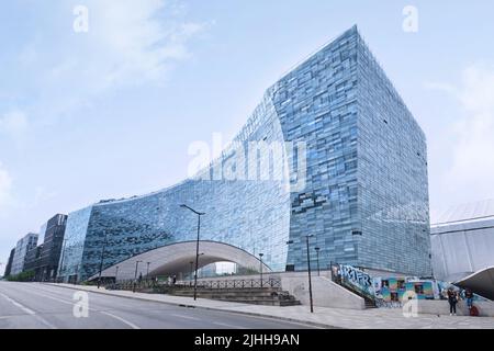 Paris, France - 18 mai 2022 : façade en verre bleu du siège du Groupe le monde, conçue par Snohetta Banque D'Images