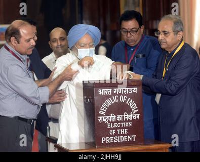 New Delhi, Inde. 17th juillet 2022. L'ancien Premier ministre Manmohan Singh est aidé par les fonctionnaires de voter aux élections pour choisir le Président de l'Inde de 15th les membres du Collège électoral, Les membres élus des deux chambres du Parlement et des assemblées législatives de tous les États ont voté dans une urne au Parlement de New Delhi et dans les capitales d'État. (Photo de Sondeep Shankar/Pacific Press) Credit: Pacific Press Media production Corp./Alay Live News Banque D'Images