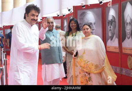 New Delhi, Inde. 18th juillet 2022. Les députés après avoir voté aux élections pour choisir le Président de l'Inde de 15th les membres du Collège électoral, Les membres élus des deux chambres du Parlement et des assemblées législatives de tous les États ont voté dans une urne au Parlement de New Delhi et dans les capitales d'État. (Credit image: © Sondeep Shankar/Pacific Press via ZUMA Press Wire) Banque D'Images