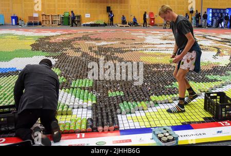 Le Cap, Afrique du Sud. 18th juillet 2022. Les gens utilisent des boîtes de nourriture pour mettre en place une mosaïque sous la forme du portrait de Nelson Mandela à l'occasion de la Journée internationale Nelson Mandela au Cap, en Afrique du Sud, sur 18 juillet 2022. Le gouvernement et les citoyens d'Afrique du Sud ont célébré lundi la Journée internationale Nelson Mandela en aidant les communautés locales. Crédit: Xabiso Mkhabela/Xinhua/Alay Live News Banque D'Images