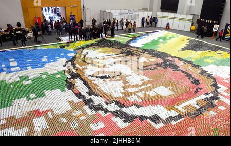 Le Cap, Afrique du Sud. 18th juillet 2022. Les gens utilisent des boîtes de nourriture pour mettre en place une mosaïque sous la forme du portrait de Nelson Mandela à l'occasion de la Journée internationale Nelson Mandela au Cap, en Afrique du Sud, sur 18 juillet 2022. Le gouvernement et les citoyens d'Afrique du Sud ont célébré lundi la Journée internationale Nelson Mandela en aidant les communautés locales. Crédit: Xabiso Mkhabela/Xinhua/Alay Live News Banque D'Images