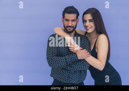 Un soutien important. Photo en studio de milieu isolé d'un couple hétérosexuel s'embrassant l'un l'autre sur fond violet. Photo de haute qualité Banque D'Images
