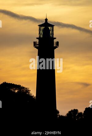 Un magnifique coucher de soleil sur le phare Banque D'Images
