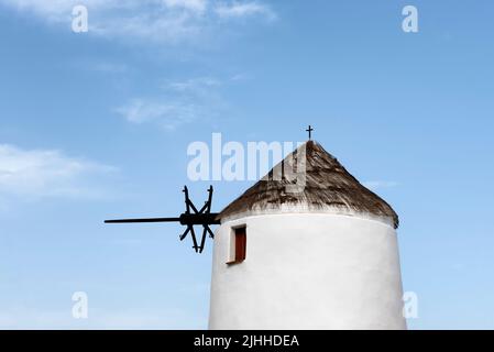 Ancien moulin à vent avec croix sur le dessus Banque D'Images