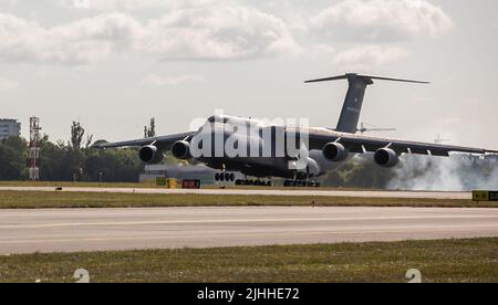 Un avion de transport militaire C-5 Galaxy de la Force aérienne des États-Unis transportant du matériel américain appartenant à l'équipe de combat de la Brigade blindée de 3rd, 1st Cavalry Division, arrive à Poznan, en Pologne, au 17 juillet 2022. L’équipe de combat de la Brigade blindée de 3rd, division de Cavalry de 1st, travaille fièrement aux côtés des alliés de l’OTAN et des partenaires de sécurité régionaux pour fournir des forces crédibles au combat au V corps, le corps de déploiement avancé des Etats-Unis en Europe. (É.-U. Photo de l'armée par la SPC. Ellison Schuman) Banque D'Images