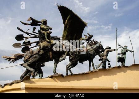 MANIZALES, COLOMBIE - MAI 2022 : monument aux colonisateurs créé par l'artiste Luis Guillermo Vallejo avec la technique de moulage de bronze de sable Banque D'Images