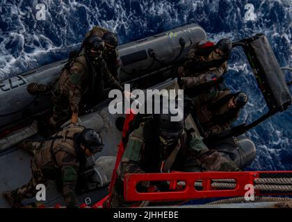 LES marins DE L'OCÉAN PACIFIQUE (15 juillet 2022) affectés à la frégate de la Marine française FS Prairial (F731) embarquent à bord du destroyer de missile guidé de classe Arleigh Burke USS Gridley (DDG 101) pour une visite, un conseil, une fouille et une saisie (VBSS) exercice dans la région du Pacifique (RIMPAC) 2022. Vingt-six nations, 38 navires, quatre sous-marins, plus de 170 avions et 25 000 membres du personnel participent au programme RIMPAC de 29 juin au 4 août dans les îles hawaïennes et dans le sud de la Californie. Le plus grand exercice maritime international au monde, RIMPAC offre une occasion unique de formation tout en favorisant et en soutenant la coopération Banque D'Images