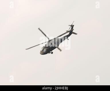 Un hélicoptère UH-60 Black Hawk est observé en vol alors qu'il transporte des soldats à bord de la Brigade de l'aviation de combat de 28th lors d'un exercice d'entraînement en vol près de fort Indiantown Gap, Pennsylvanie, 17 juillet 2022. Cet exercice a maintenu leur état de préparation au combat. (Photo de la garde nationale de l'armée américaine SPC. John Trapani) Banque D'Images