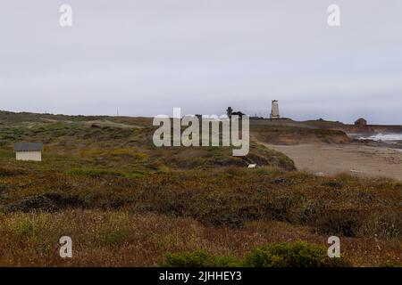 La station de lumière Piedras Blancas au nord de San Simeon, CA, vue depuis le sentier Boucher qui s'étend autour et derrière. Photos prises en milieu de matinée. Banque D'Images