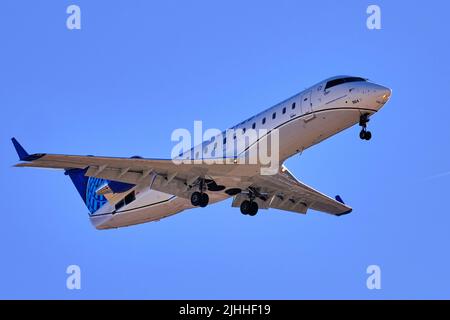 Palm Springs, CA, États-Unis. 5th févr. 2021. Un atterrissage en CRJ2 de United Airlines à l'aéroport international de Palm Springs (Credit image: © Ian L. Sitren/ZUMA Press Wire) Banque D'Images