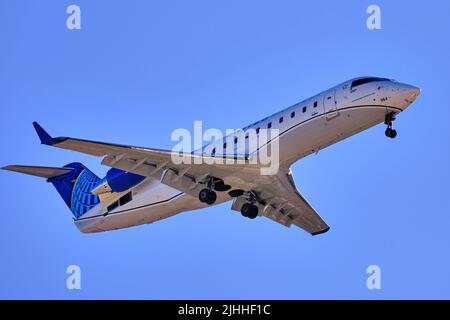 Palm Springs, CA, États-Unis. 5th févr. 2021. Un atterrissage en CRJ2 de United Airlines à l'aéroport international de Palm Springs (Credit image: © Ian L. Sitren/ZUMA Press Wire) Banque D'Images