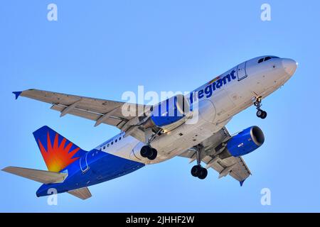 Palm Springs, CA, États-Unis. 5th févr. 2021. Atterrissage d'un Airbus A319 Allegiant Airlines à l'aéroport international de Palm Springs (image de crédit : © Ian L. Sitren/ZUMA Press Wire) Banque D'Images