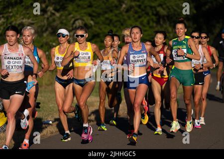 Eugene, États-Unis. 18th juillet 2022. Les coureurs participent à la finale du marathon féminin aux Championnats du monde d'athlétisme Oregon22 à Eugene, Oregon, États-Unis, 18 juillet 2022. Crédit : Wang Ying/Xinhua/Alay Live News Banque D'Images