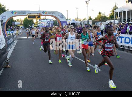 Eugene, États-Unis. 18th juillet 2022. Les coureurs commencent lors de la finale du marathon féminin aux Championnats du monde d'athlétisme Oregon22 à Eugene, Oregon, États-Unis, 18 juillet 2022. Crédit : Wang Ying/Xinhua/Alay Live News Banque D'Images