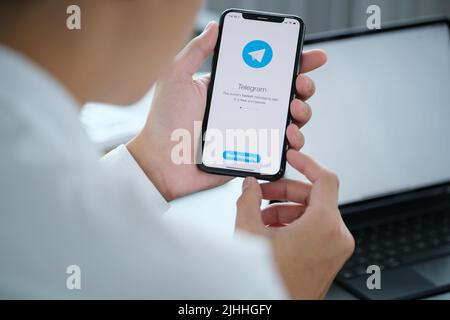 CHIANG MAI, THAÏLANDE 06 avril 2021 : icône de l'application Telegram sur l'écran d'Apple iPhone gros plan. Icône de l'application télégramme. Télégramme est un média social en ligne Banque D'Images