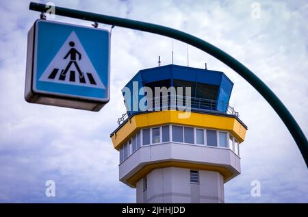 Parchim, Allemagne. 18th juillet 2022. La tour de contrôle de la circulation aérienne se trouve sur le site en périmètre de l'ancien aéroport de Parchim-Schwerin. Après avoir été acheté par un investisseur chinois, l'ancien aéroport militaire de l'armée russe devait être développé en un centre international de vol de fret. Après l'insolvabilité de l'exploitant en mai 2019, les opérations de vol ont cessé et les installations extérieures sont partiellement surdéveloppées. Credit: Jens Büttner/dpa/Alay Live News Banque D'Images