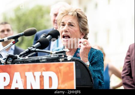 Washington, États-Unis. 18th juillet 2022. Le représentant des États-Unis Jan Schakowsky (D-il) parle lors d'une conférence de presse sur l'augmentation du nombre de juges à la Cour suprême. Crédit : SOPA Images Limited/Alamy Live News Banque D'Images