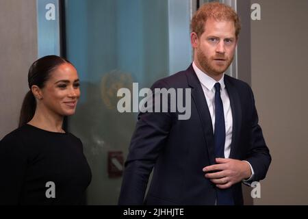 New York, États-Unis. 18th juillet 2022. Le prince Harry, duc de Sussex et Meghan, duchesse de Sussex arrivent pour la célébration de la Journée internationale Nelson Mandela au siège de l'ONU. Le Prix Nelson Mandela de l'ONU 2020 a été décerné à Mme Marianna V. Vardinoyannis de Grèce et à M. Morissanda Kouyate de Guinée. (Photo de Lev Radin/Pacific Press) crédit: Pacific Press Media production Corp./Alay Live News Banque D'Images