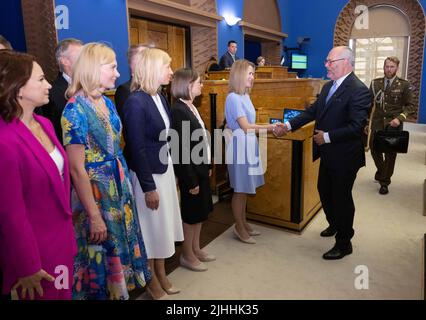 (220719) -- TALLINN, 19 juillet 2022 (Xinhua) -- le Président estonien Alar Karis (2nd R) tremble la main avec la Présidente du Premier ministre estonien et Présidente du Parti réformiste Kaja Kallas (3rd R) pour féliciter la nouvelle coalition gouvernementale qui prend ses fonctions au Parlement estonien (Riigikogu) à Tallinn, Estonie, 18 juillet 2022. Les membres de la nouvelle coalition gouvernementale estonienne du Parti réformiste, du Parti conservateur Isamaa (Fatherland) et du Parti social-démocrate (SDE) ont été assermentés lundi devant le Parlement (Riigikogu). (Erik Peinar/Parlement de l'Estonie/document via Xinhua) Banque D'Images