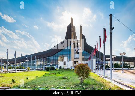 Pristine, Kosovo - juillet 2022 : Palais de la jeunesse et du sport dans Pristine, capitale de la République du Kosovo Banque D'Images