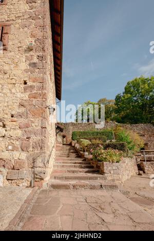 Marches de pierre à la ruine Roetteln dans le sud de l'Allemagne. Banque D'Images