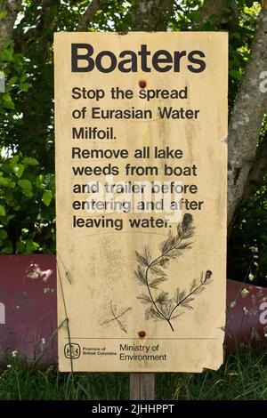 Signez un avertissement pour les plaisanciers de la feuille d'eau eurasienne à Magic Lake, North Pender Island, Colombie-Britannique, Canada Banque D'Images