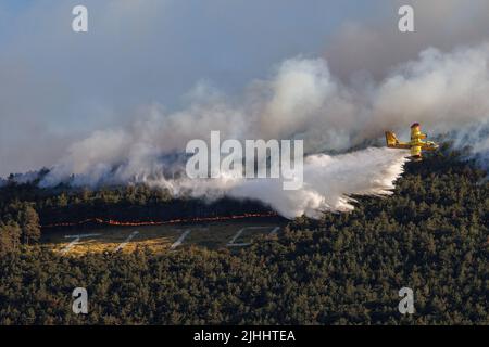 Rence, Slovénie. 17th juillet 2022. Un avion croate de lutte contre les incendies de Canadair dépose de l'eau sur un grand feu de forêt brûlant dans les collines au-dessus de Rence. Un grand incendie de forêt a éclaté dans les collines de la région de Karst en Slovénie, le pays souffrant de sécheresse et de températures élevées. L'incendie a brûlé pendant deux jours et plus de 400 pompiers ont combattu l'incendie avec l'appui aérien des hélicoptères de l'armée slovène, d'un hélicoptère de police, d'hélicoptères italiens et d'un avion croate de lutte contre l'incendie Canadair. Crédit : SOPA Images Limited/Alamy Live News Banque D'Images