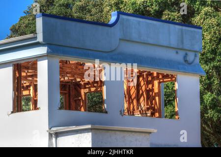 La coquille vide d'une ancienne maison de 1950s en cours de démolition. Les boiseries intérieures sont visibles Banque D'Images