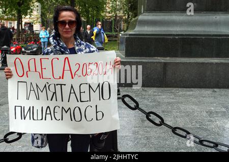 2 mai 2021, Odessa, Ukraine: Un participant a un écriteau qui dit ''Odessa 02.05.2014. N'oubliez pas. Nous sommes fiers de participer à la marche des défenseurs de la ville. Les affrontements d'Odesa de 2014 ont été une série de conflits entre des manifestants pro-Maidan et anti-Maïdan qui se sont produits dans la ville d'Odesa, dans le sud de l'Ukraine, en 2014, après la Révolution de la dignité. Les violences se sont intensifiées sur 2 mai lorsqu'une manifestation pro-maïdan a été attaquée par des militants anti-maïdan, qui ont fait 48 morts, dont 46 étaient des militants anti-maïdan. 42 des victimes sont mortes à l'Université du Commerce Banque D'Images