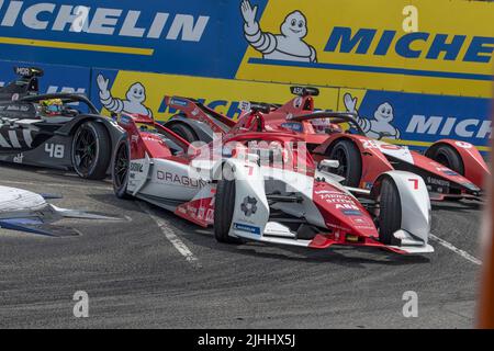 New York, États-Unis. 17th juillet 2022. Sérgio Sette Câmara (n° de voiture 7) Dragon/Penske Autosport conduit pendant le championnat ABB FIA Formule E, New York City E-Prix saison 8 Round 12, dans le quartier de Brooklyn de New York. Crédit : SOPA Images Limited/Alamy Live News Banque D'Images