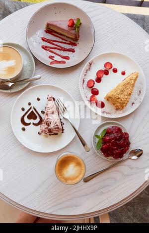 Légumes naturels, desserts en couches sains, gâteaux aux fruits frais et baies à l'extérieur. Célébration, assortiment de bonbons sur la terrasse. Banque D'Images