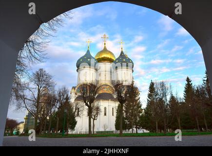 Église orthodoxe de la Trinité-Sergius Lavra. Assomption Cathédrale de l'ancienne architecture russe du XVIe siècle de l'arche de l'entrée ga Banque D'Images